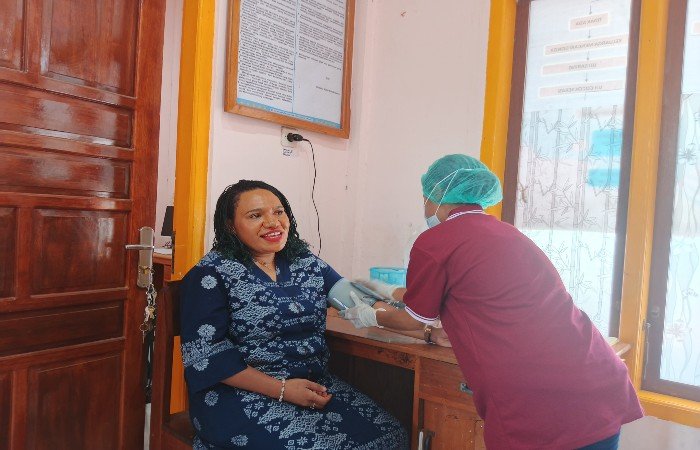 Lis Tabuni Ikuti Donor Darah HUT DPD RI di Nabire