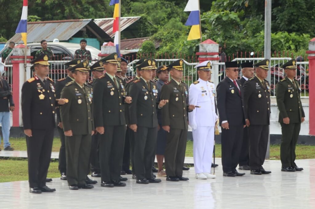 Korem 173/PVB Ziarah di TMP Bahagia Peringati HUT TNI