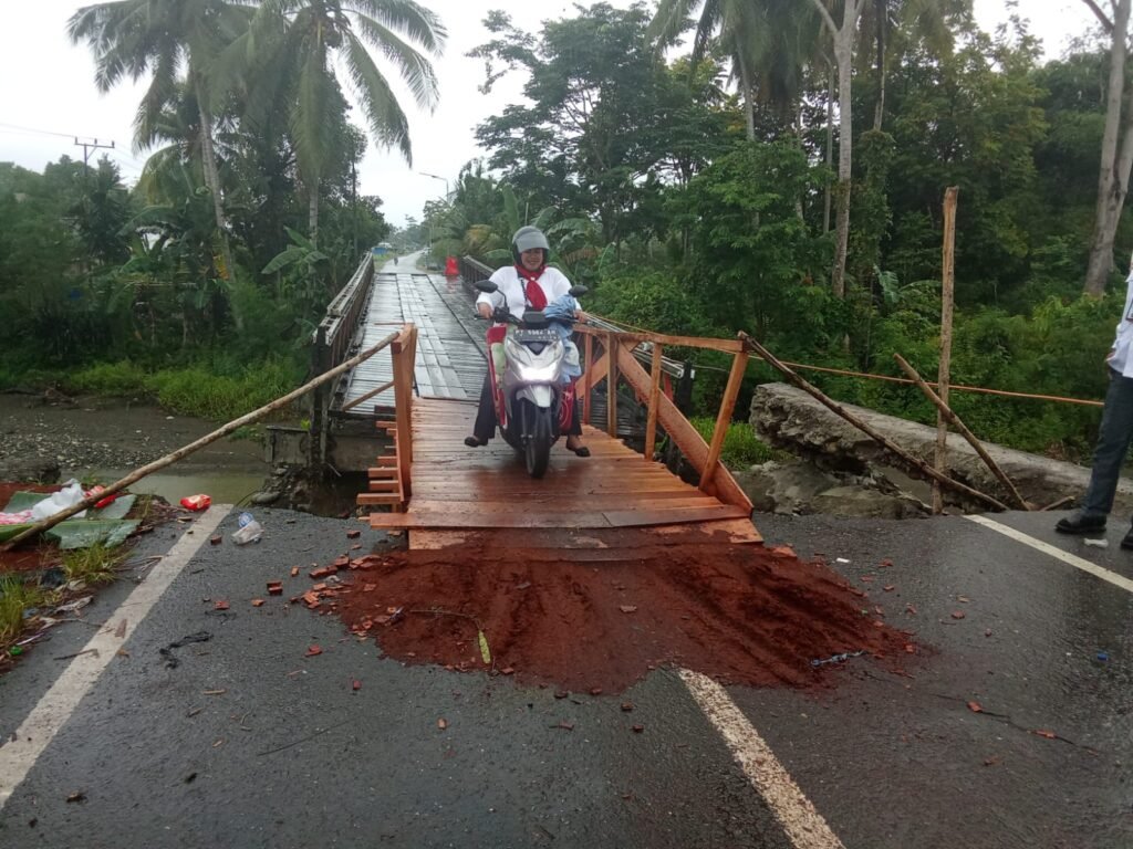 Anggota DPRK Nabire Tinjau Jembatan Siriwini yang Rusak Akibat Gempa