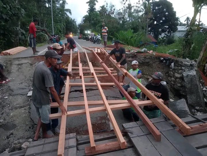 Anggota DPRK Nabire Tinjau Jembatan Siriwini yang Rusak Akibat Gempa