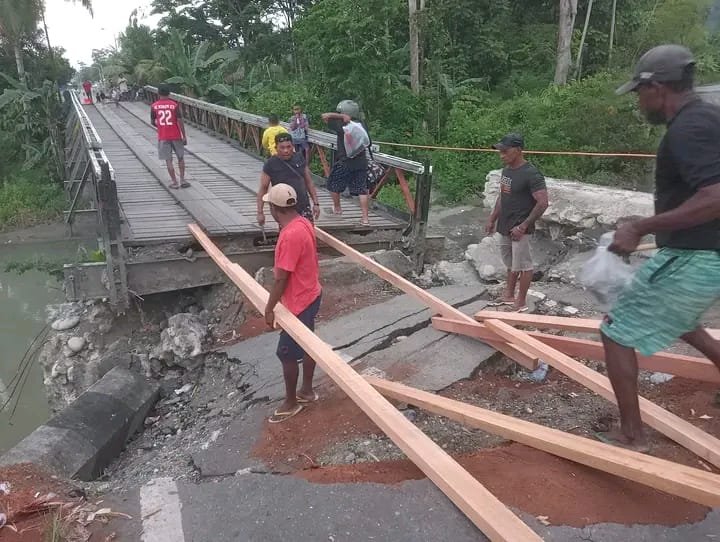 Anggota DPRK Nabire Tinjau Jembatan Siriwini yang Rusak Akibat Gempa
