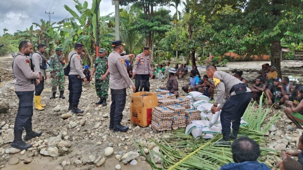 Polres Nabire Salurkan Bansos untuk Korban Banjir di Distrik Wanggar dan Yaro