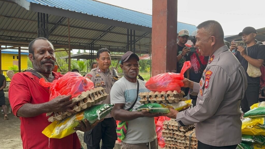 Polres Nabire Salurkan Bansos untuk Korban Banjir di Distrik Wanggar dan Yaro
