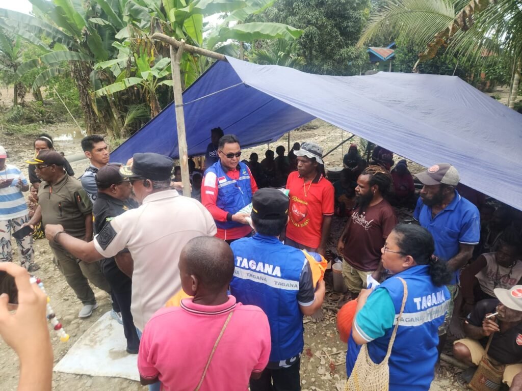 Pemda Nabire Salurkan Bantuan Banjir di Lima Kampung, Wabup Burhanuddin: Ini Bentuk Kepedulian Pemerintah