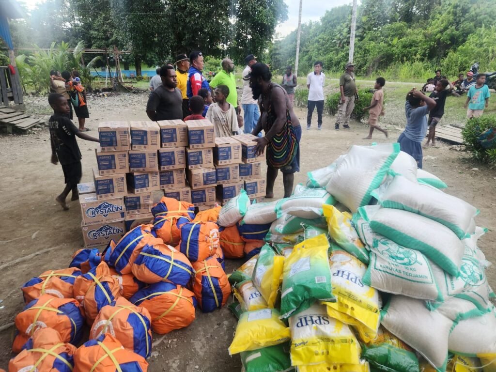 Pemda Nabire Salurkan Bantuan Banjir di Lima Kampung, Wabup Burhanuddin: Ini Bentuk Kepedulian Pemerintah