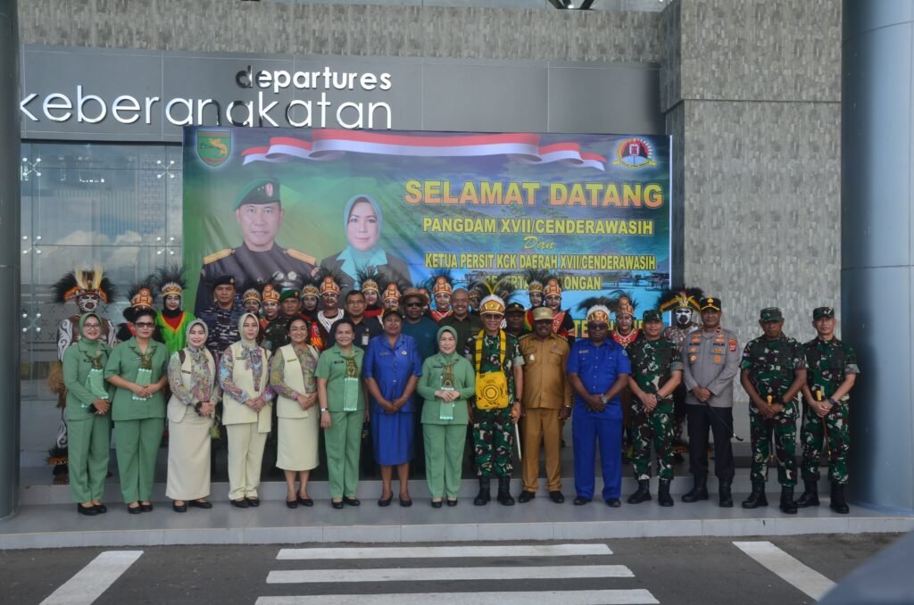 Danlanal Nabire Sambut Pangdam XVII/Cenderawasih di Bandara Douw Aturure