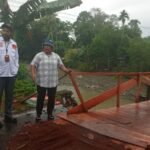 Anggota DPRK Nabire Tinjau Jembatan Siriwini yang Rusak Akibat Gempa