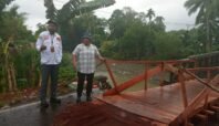 Anggota DPRK Nabire Tinjau Jembatan Siriwini yang Rusak Akibat Gempa
