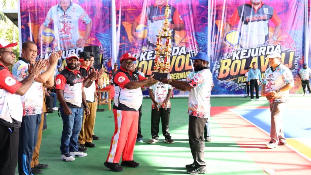 Gubernur Meki Nawipa Resmi Buka Kejurda Bola Voli Gubernur Cup I 2025