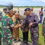 Danlanal Nabire Sambut Pangdam XVII/Cenderawasih di Bandara Douw Aturure