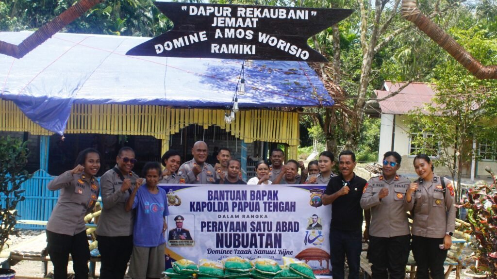 Kapolda Papua Tengah Salurkan 3 Ton Beras ke 15 Gereja di Teluk Wondama untuk Peringatan Satu Abad Nubuatan Izaak Samuel Kijne
