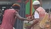 Warganet Bagikan Momen Haru Pemuda Asli Papua di Pasar Karang, Tak Sangka Lihat Aksi Tulusnya