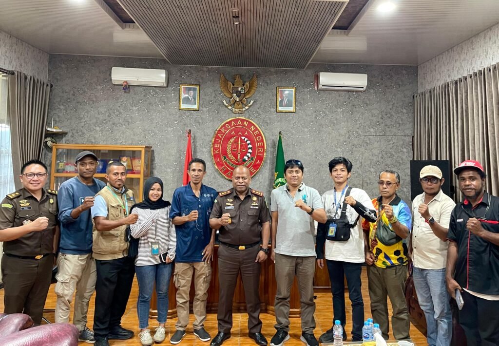 Usai Konferensi Pers, Kajari Nabire Dr. Jusak Ayomi Gelar Tatap Muka Perdana Bersama Media