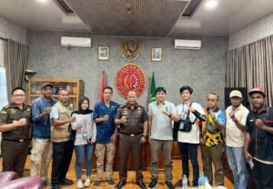Usai Konferensi Pers, Kajari Nabire Dr. Jusak Ayomi Gelar Tatap Muka Perdana Bersama Media
