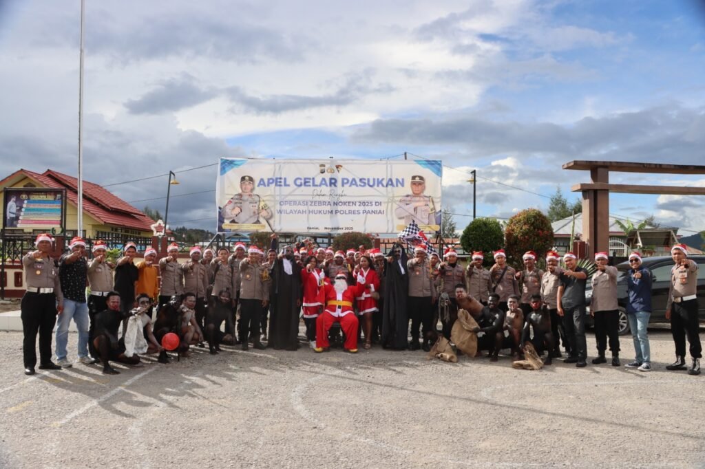 Semarak Natal 2025, Polres Paniai Hadirkan Santa Claus Kunjungi Keluarga Personel dan Warga