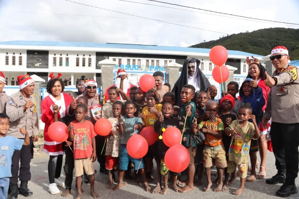 Semarak Natal 2025, Polres Paniai Hadirkan Santa Claus Kunjungi Keluarga Personel dan Warga