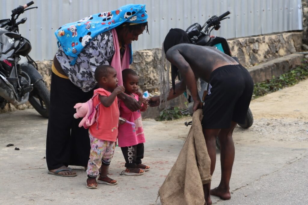 Semarak Natal 2025, Polres Paniai Hadirkan Santa Claus Kunjungi Keluarga Personel dan Warga