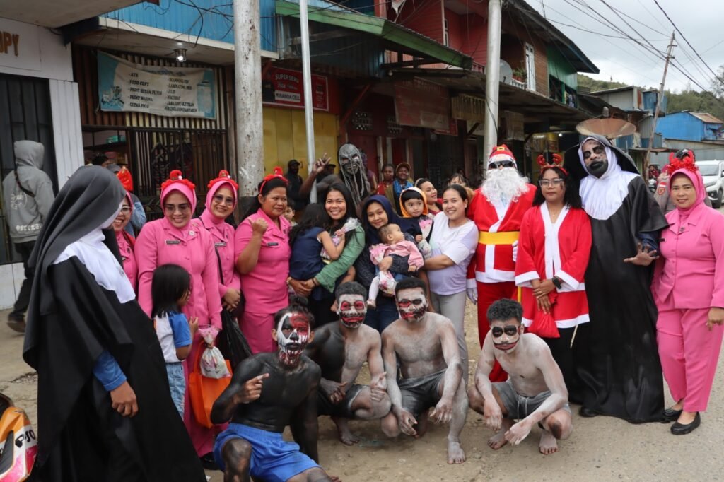 Semarak Natal 2025, Polres Paniai Hadirkan Santa Claus Kunjungi Keluarga Personel dan Warga