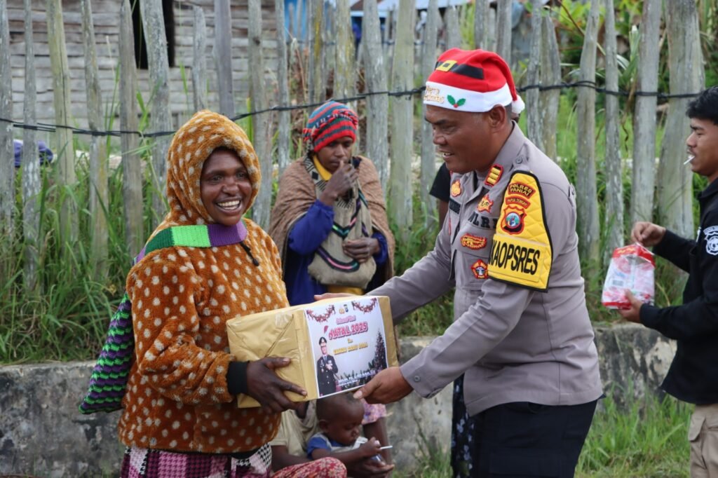 Hadirkan Suka Cita Natal, Polres Paniai Bagikan Bingkisan Natal dari Kapolda Papua Tengah dan Kapolres