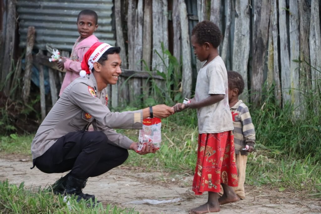 Hadirkan Suka Cita Natal, Polres Paniai Bagikan Bingkisan Natal dari Kapolda Papua Tengah dan Kapolres
