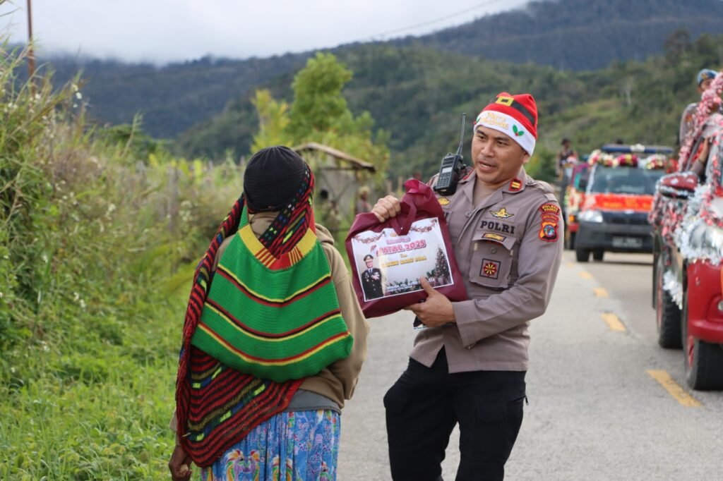 Hadirkan Suka Cita Natal, Polres Paniai Bagikan Bingkisan Natal dari Kapolda Papua Tengah dan Kapolres