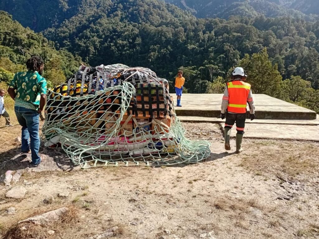 Freeport Kirim 90 Ton Kebutuhan Natal ke Dataran Tinggi Mimika Lewat Community Christmas Flights