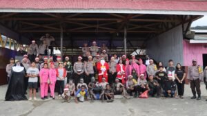 Semarak Natal 2025, Polres Paniai Hadirkan Santa Claus Kunjungi Keluarga Personel dan Warga
