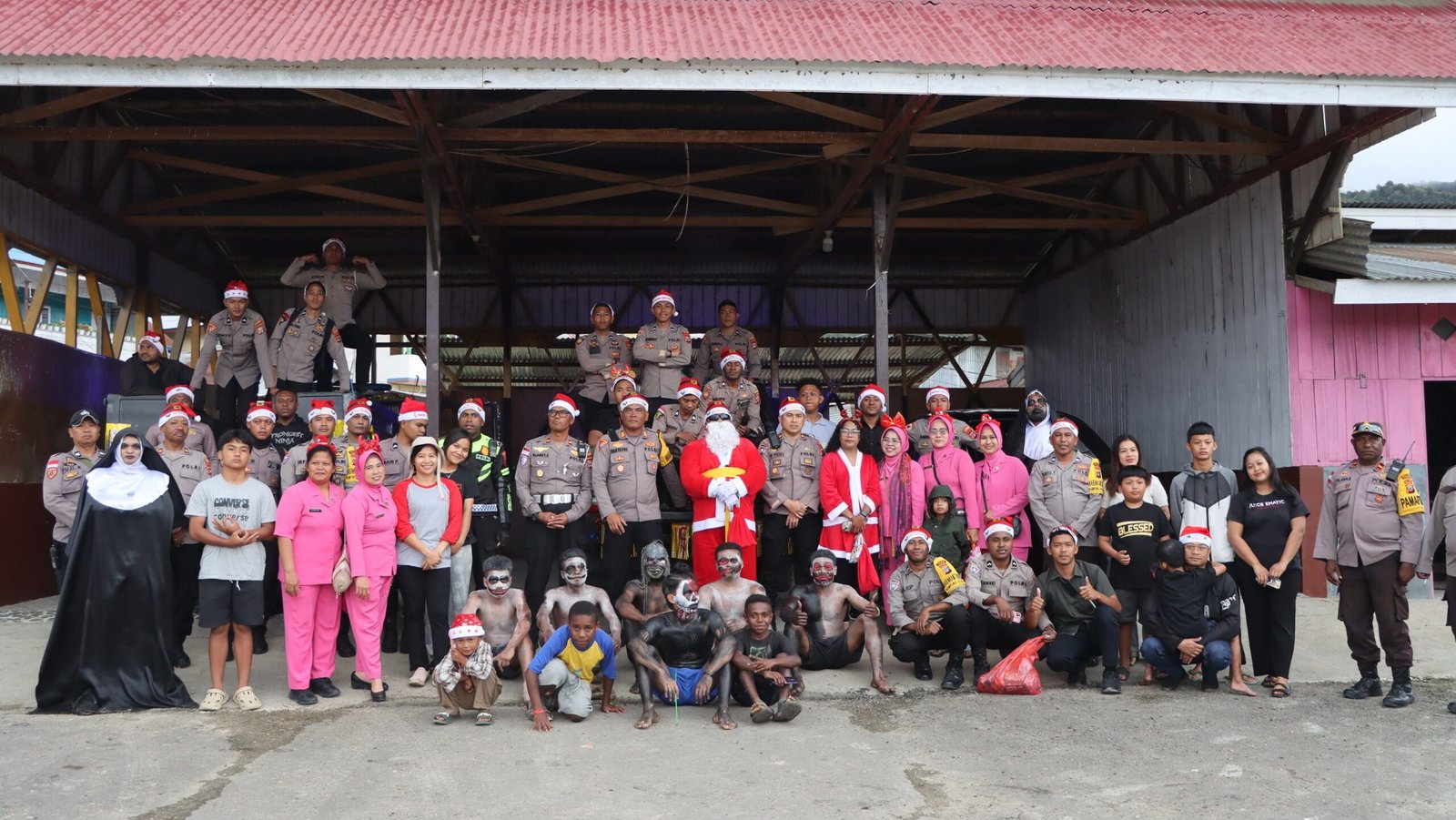 Semarak Natal 2025, Polres Paniai Hadirkan Santa Claus Kunjungi Keluarga Personel dan Warga