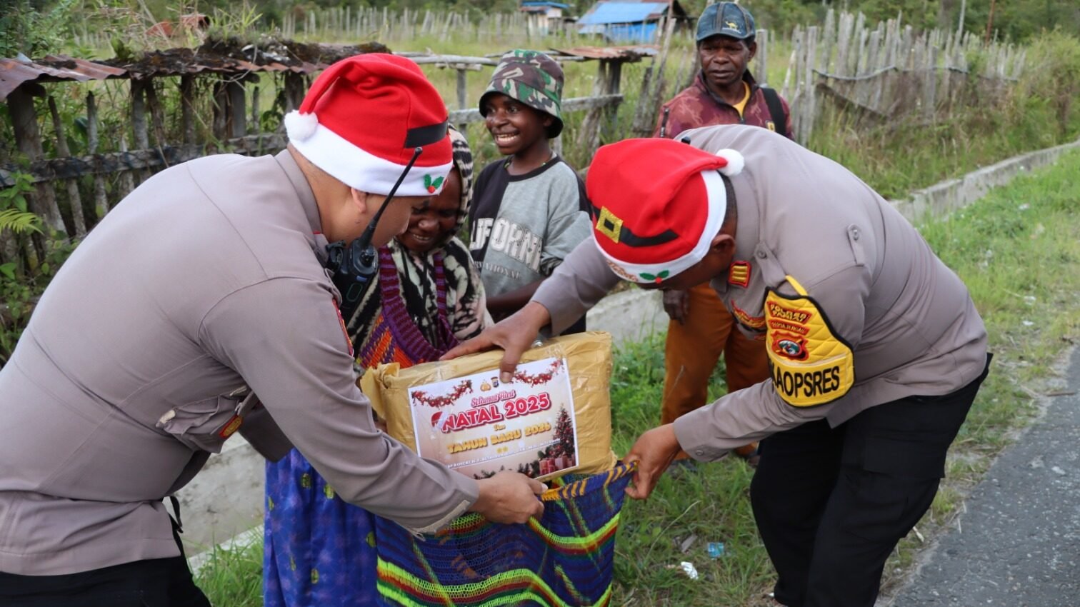 Hadirkan Suka Cita Natal, Polres Paniai Bagikan Bingkisan Natal dari Kapolda Papua Tengah dan Kapolres