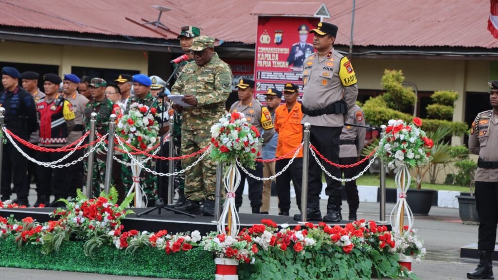 Gubernur Papua Tengah Doakan Korban Bencana Sumatera Saat Pimpin Apel Lilin Noken 2025
