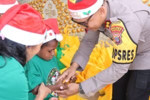Wujudkan Natal Penuh Kasih, Kapolres Paniai AKBP Roycke Betaubun Berbagi Sukacita dengan Anak-anak Sekami di Enarotali