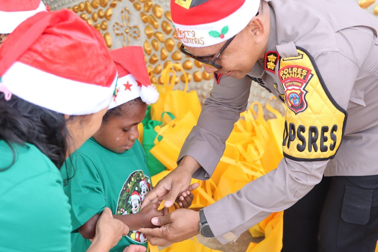 Wujudkan Natal Penuh Kasih, Kapolres Paniai AKBP Roycke Betaubun Berbagi Sukacita dengan Anak-anak Sekami di Enarotali