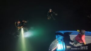 Truk Sampah Terjun ke Laut di Dermaga Samabusa Nabire, Sopir Meninggal, Anak 5 Tahun Masih Dicari