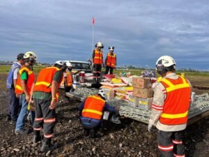 Freeport Kirim 90 Ton Kebutuhan Natal ke Dataran Tinggi Mimika Lewat Community Christmas Flights