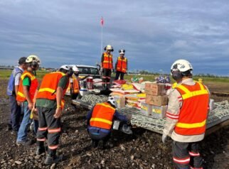 Freeport Kirim 90 Ton Kebutuhan Natal ke Dataran Tinggi Mimika Lewat Community Christmas Flights