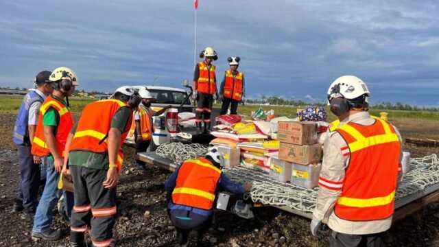 Freeport Kirim 90 Ton Kebutuhan Natal ke Dataran Tinggi Mimika Lewat Community Christmas Flights