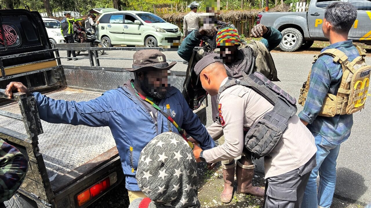 Polres Paniai Intensifkan Patroli dan Razia, Sejumlah Sajam Diamankan dari Pengendara