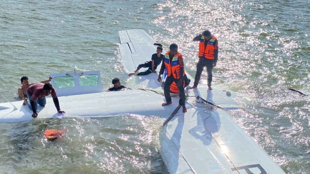 Tanpa Alat, Putra Papua Ini Berenang 100 Meter Selamatkan Penumpang Pesawat Smart Air PK-SNS