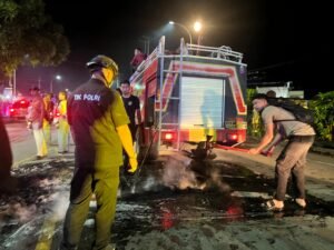 Malam Tahun Baru 2026, Sekelompok Pemuda Bakar Ban dan Arahkan Mercon ke Pengendara, Kapolres Nabire Bilang Begini