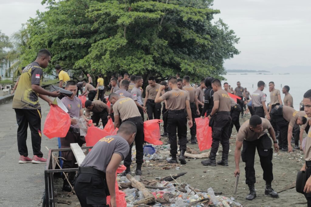 Peduli Lingkungan, Kapolda Papua Tengah Pimpin Aksi Bersih Pantai Nabire