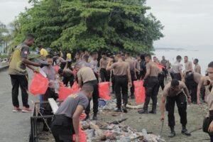 Peduli Lingkungan, Kapolda Papua Tengah Pimpin Aksi Bersih Pantai Nabire