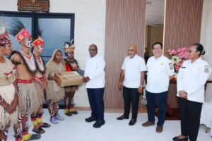 Pemprov Papua Tengah Serahkan 200 Laptop untuk Pelajar Peserta Festival Budaya 2025