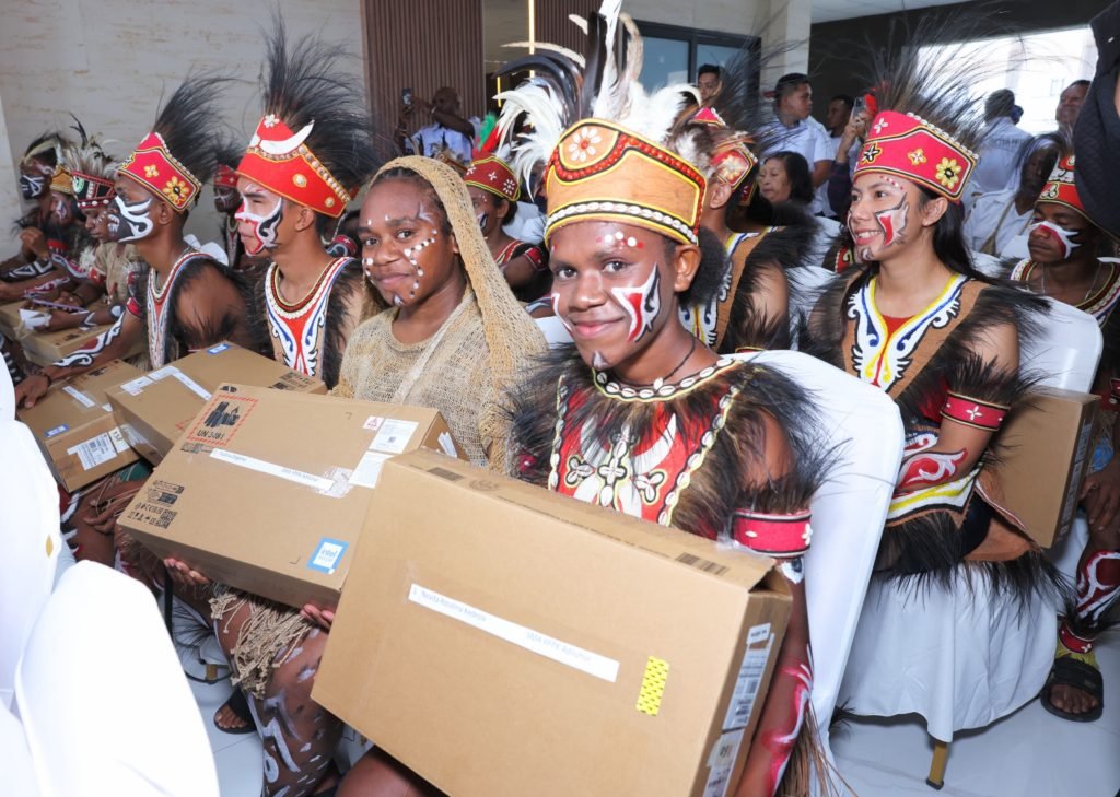 Pemprov Papua Tengah Serahkan 200 Laptop untuk Pelajar Peserta Festival Budaya 2025