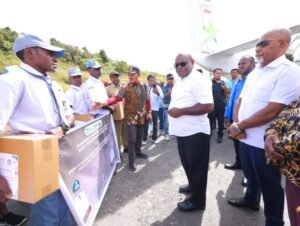 Janji Pendidikan Ditepati, Gubernur Papua Tengah Serahkan Laptop untuk Pelajar Intan Jaya