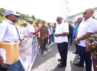 Janji Pendidikan Ditepati, Gubernur Papua Tengah Serahkan Laptop untuk Pelajar Intan Jaya