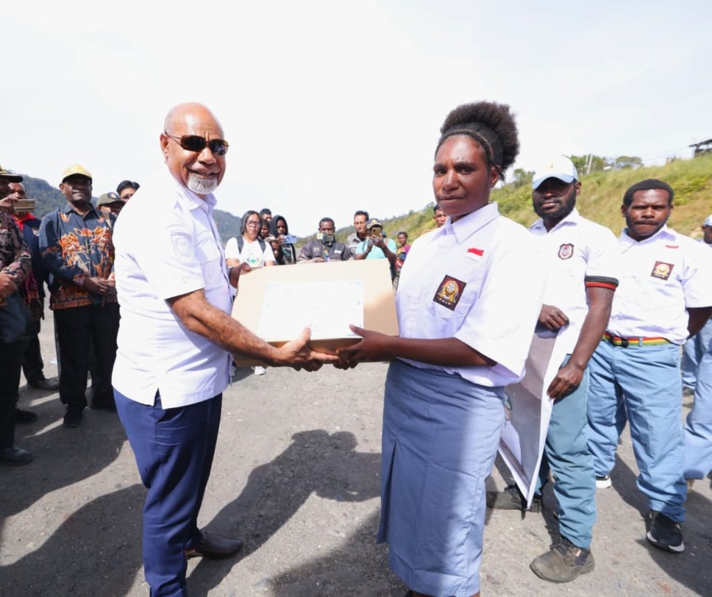 Janji Pendidikan Ditepati, Gubernur Papua Tengah Serahkan Laptop untuk Pelajar Intan Jaya