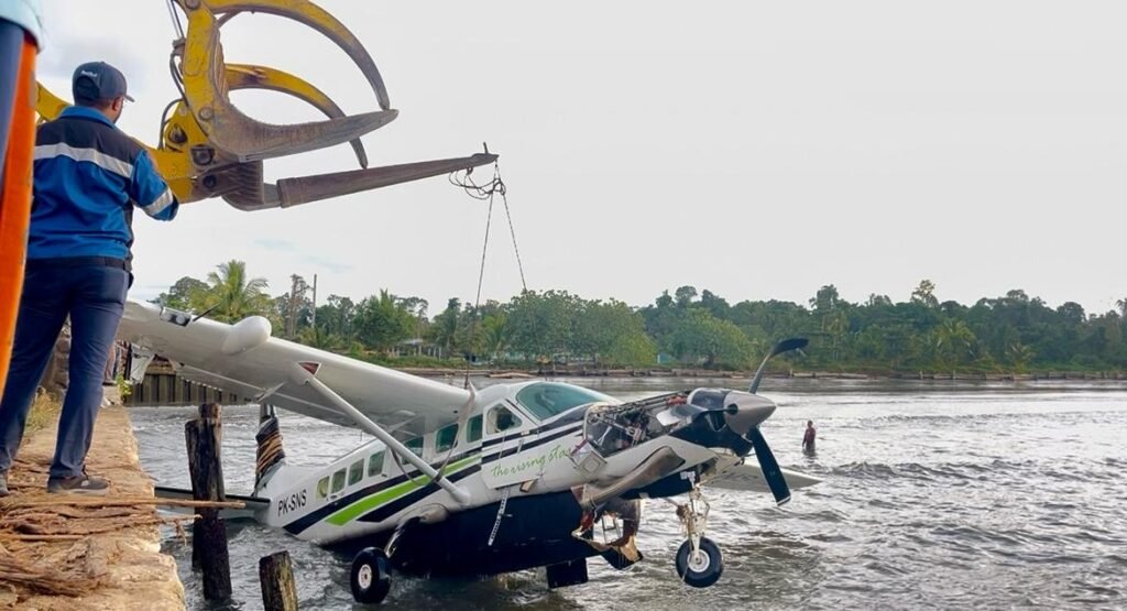 Pesawat Smart Air PK-SNS Berhasil Dievakuasi ke Darat di Nabire Barat