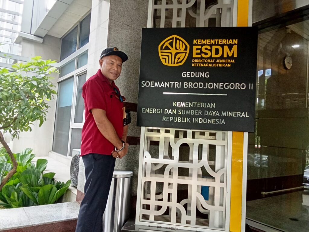 Kabar Baik untuk Warga, Wakil Ketua I DPRK Nabire Imanuel Rumbewas Dorong 28 Kampung Segera Dialiri Listrik