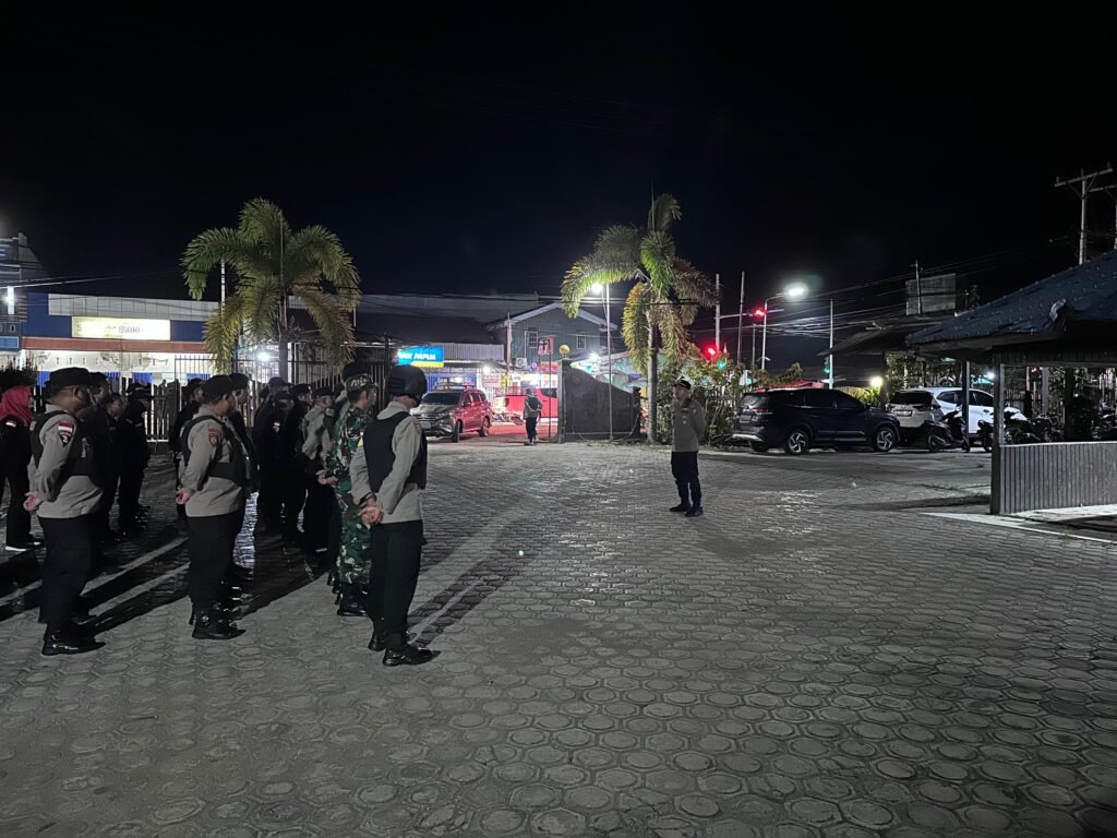 Kapolsek Nabire Barat Pimpin Apel Gabungan dan Patroli KRYD Jaga Kamtibmas