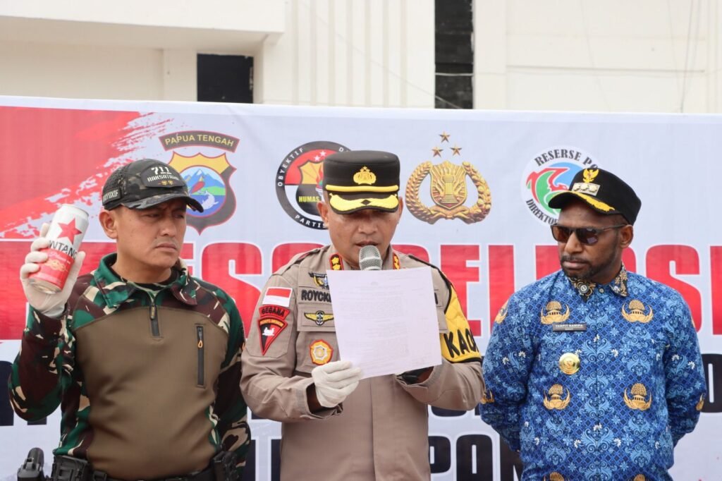 Sinergitas TNI-Polri dan Pemkab Paniai, Ratusan Botol Miras Hasil Razia Dimusnahkan